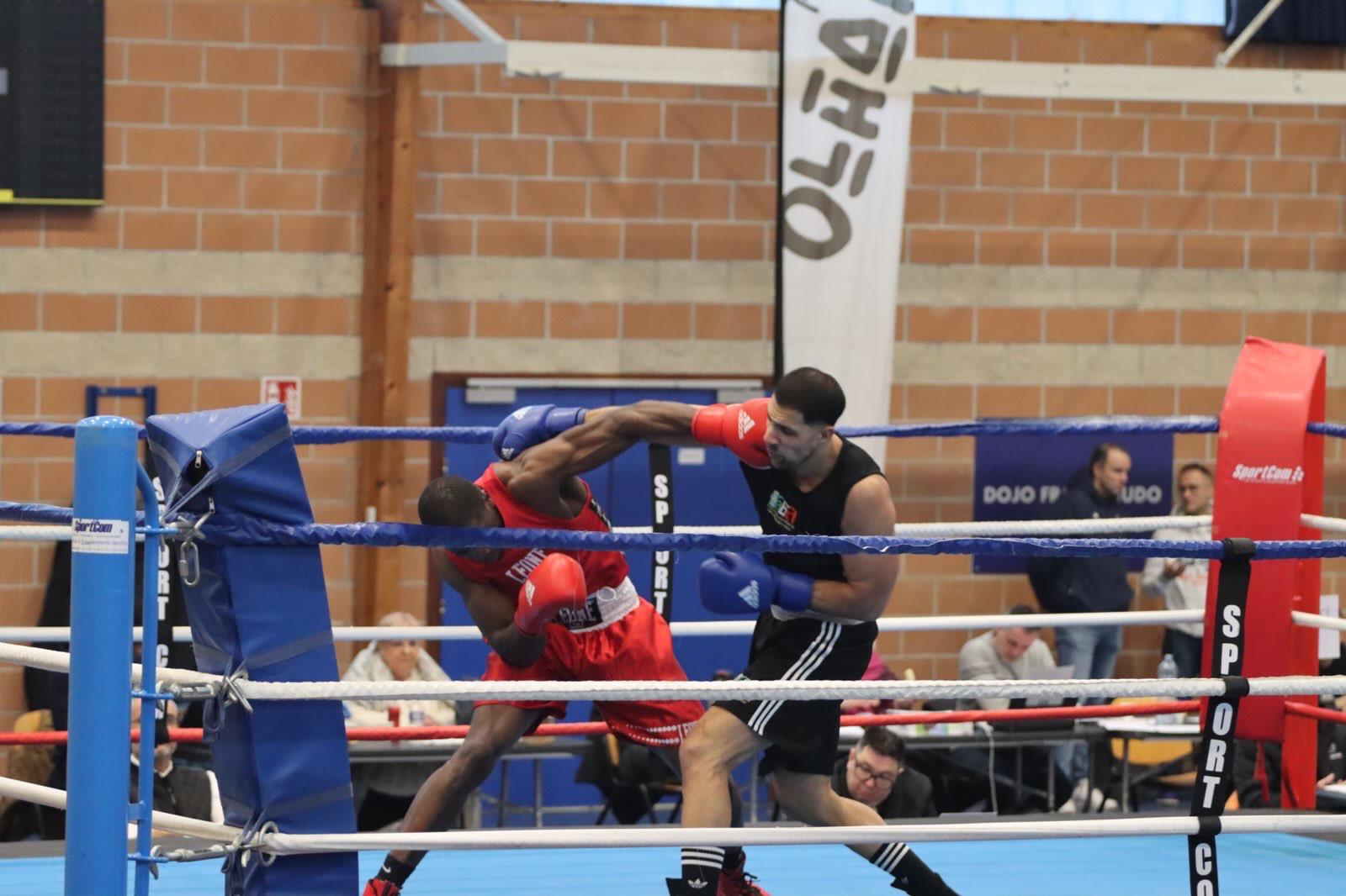 Boxeurs de l’Association des Boxeurs Amandinois à l’entraînement dans la salle de Saint-Amand-les-Eaux