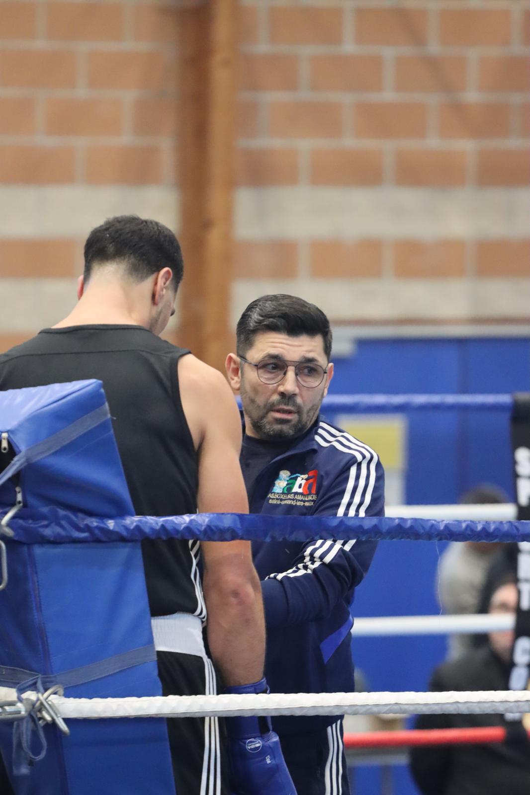 Boxeur au travail au sac lors d’un entraînement de boxe anglaise